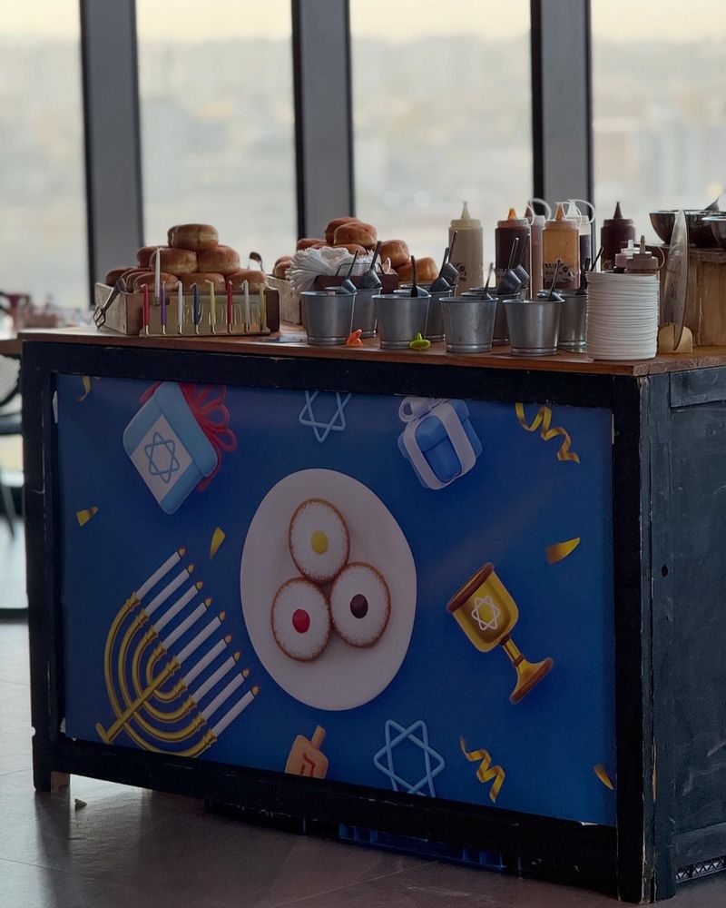 דוכן מעוצב עם סופגניות ותוספות